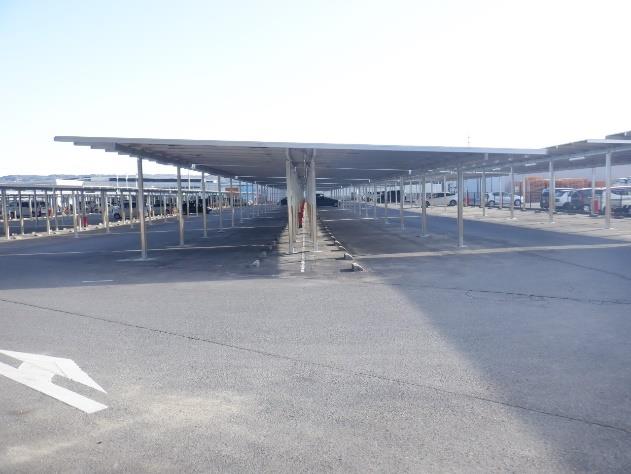 ソーラーカーポートの下には368台が駐車可能