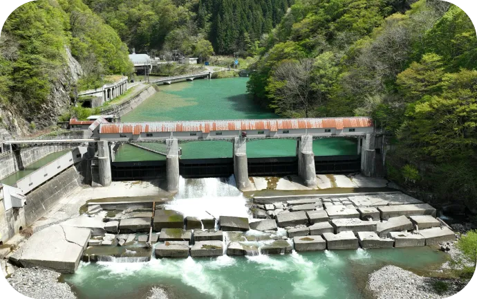 小谷村内に立地する水力発電「姫川第三⽔⼒発電所」