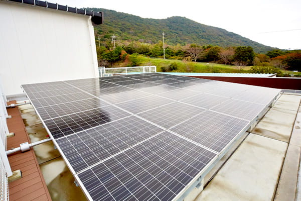 太陽光発電で作られた電気は、いったん蓄電池に貯めることで非常時にも対応可能