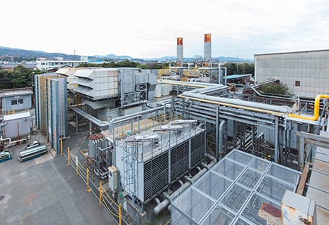 三重工場の主要熱源は、コジェネレーションシステムも組み合わせた4基の蒸気ボイラー（ガス式）。その省エネ対策が大きな課題。