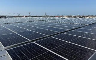 アイゼン小沢渡東工場の外観と、屋根上に新たに設置された太陽光発電設備 2