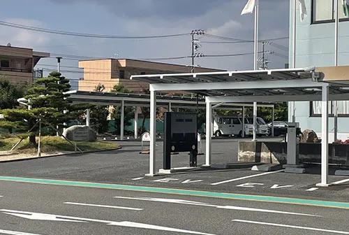 同　駐車場に設置・発電開始したEV充電器とソーラーカーポート