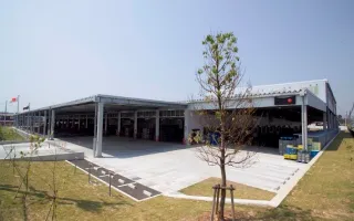 アイゼン小沢渡東工場の外観と、屋根上に新たに設置された太陽光発電設備 1