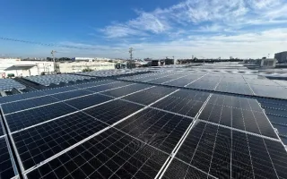 アイゼン小沢渡東工場の外観と、屋根上に新たに設置された太陽光発電設備 2