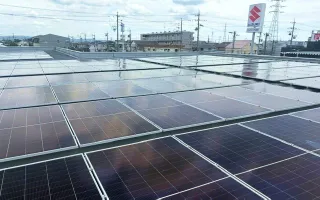 スズキアリーナ磐田さまの屋根上に新たに設置された太陽光発電設備 2